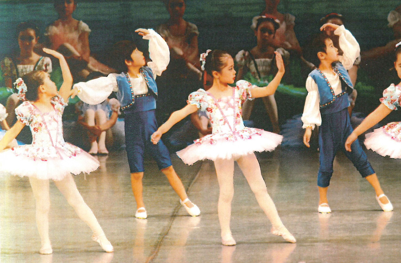 バレエを踊る女の子